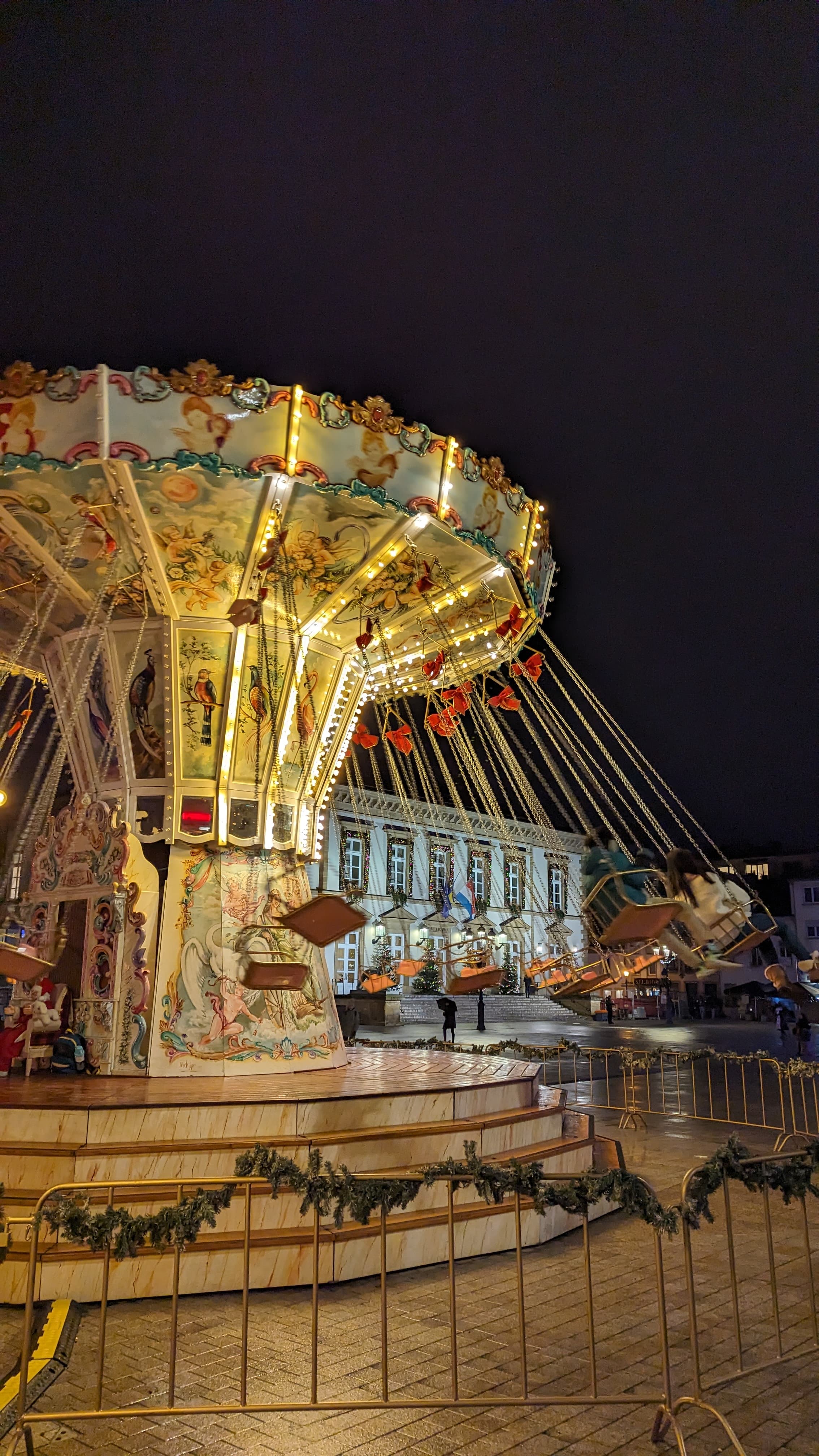 Swing Carousel